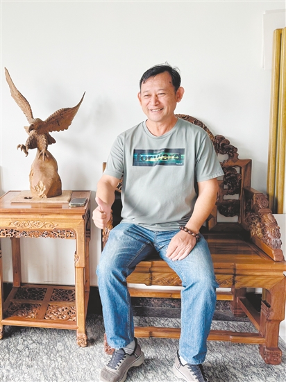 談銘欽和他收藏的金絲楠木家具。