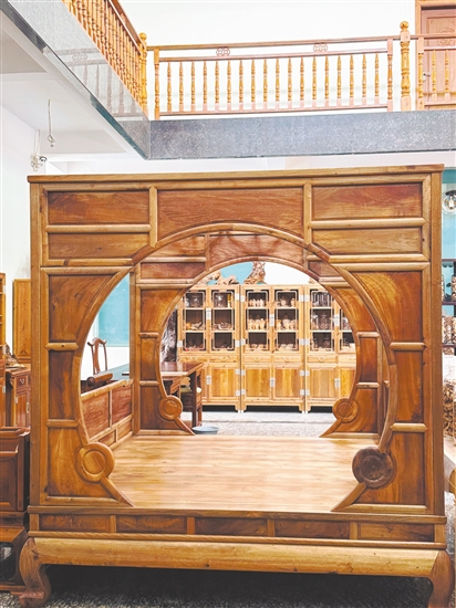 由金絲楠木制成的床。