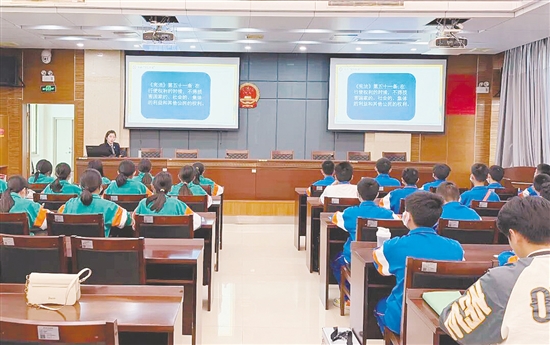 檢察官走進(jìn)鶴山市未成年人法治教育基地，為學(xué)生們帶來(lái)一堂生動(dòng)的法治課。