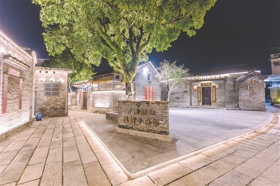 霄南村成功引進鳳凰樹下咖啡店、歐葉啤酒小酒館、一盞沉香體驗館等品牌，打造地域特產(chǎn)展銷“窗口”。