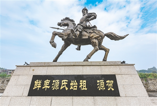 2016年，霄南村以新建源賀廣場為契機，修建源賀雕像。