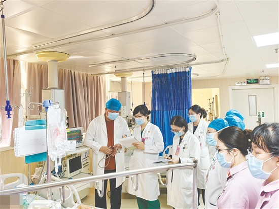 多學(xué)科醫(yī)護(hù)人員會(huì)診中。