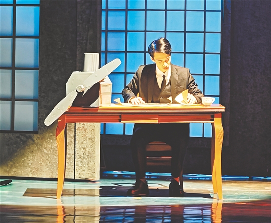 舞臺(tái)劇《中國(guó)航空先驅(qū)·馮如》深刻詮釋馮如“壯國(guó)體、挽利權(quán)”的畢生追求。