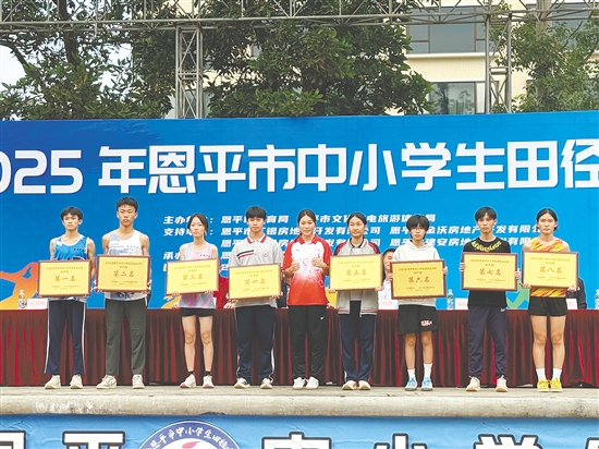 黃淑萍為選手們頒獎(jiǎng)。