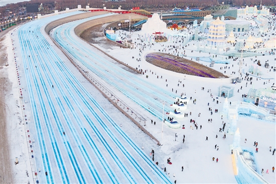 圖為當日，游客在哈爾濱冰雪大世界園區(qū)體驗“超級冰滑梯”（無人機照片）。新華社發(fā)