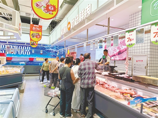 新超市開業(yè)為周邊居民買菜提供便利。