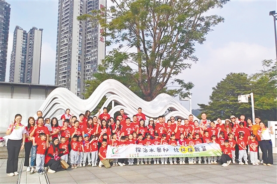 70多名參加活動(dòng)的孩子和家長(zhǎng)合影留念。