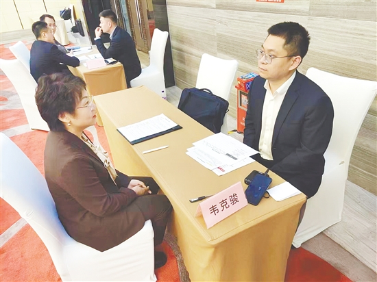 韋克駿（右）為客戶解惑。