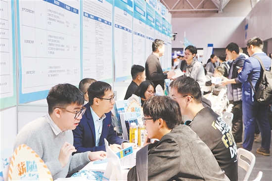 今年以來，蓬江區(qū)精心舉辦線上線下招聘會及對接交流活動40場，組織企業(yè)赴多地開展招才引智活動。