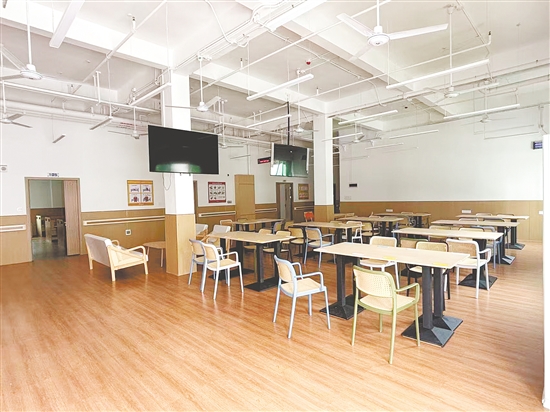 恩平全市初步建成縣級(jí)居家養(yǎng)老服務(wù)中心、鎮(zhèn)（街）級(jí)日間照料中心、村（社區(qū)）級(jí)居家養(yǎng)老服務(wù)中心等各類養(yǎng)老服務(wù)設(shè)施122家。