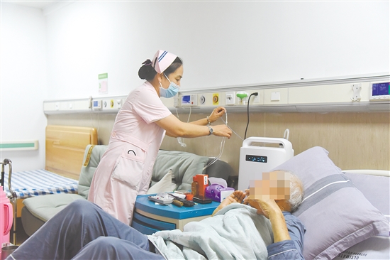 位于大槐鎮(zhèn)的恩平市第四人民醫(yī)院于今年5月晉升為二級(jí)綜合醫(yī)院，并啟用醫(yī)康養(yǎng)服務(wù)中心，探索“醫(yī)療+康復(fù)+養(yǎng)老”三位一體服務(wù)模式。