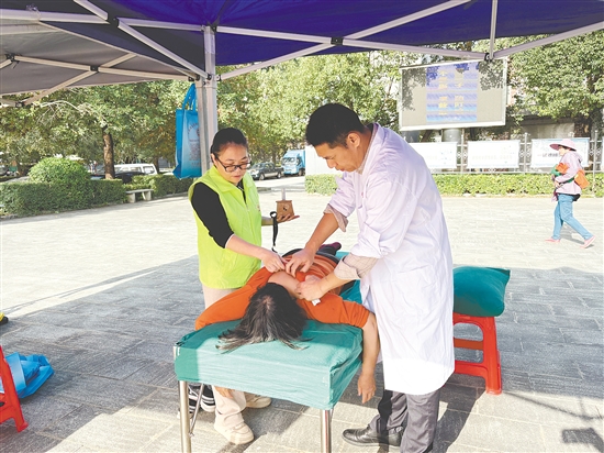 醫(yī)療專家及護(hù)理人員為群眾提供專業(yè)的診療、咨詢與健康檢查服務(wù)。