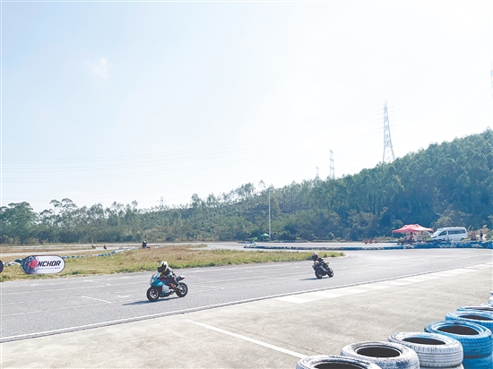 小選手們在比賽中展示壓彎技術(shù)。