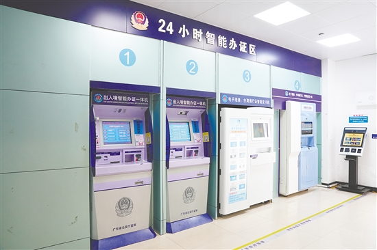 24小時(shí)智能辦證區(qū)為群眾提供全天候服務(wù)。