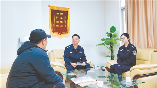 民警在“僑企服務(wù)室”接待群眾。