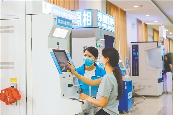 工作人員耐心指導(dǎo)市民辦理業(yè)務(wù)。