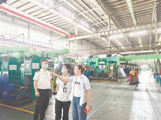 執(zhí)法人員為企業(yè)現(xiàn)場指導(dǎo)，聯(lián)系專業(yè)機構(gòu)制定個性化降噪方案。