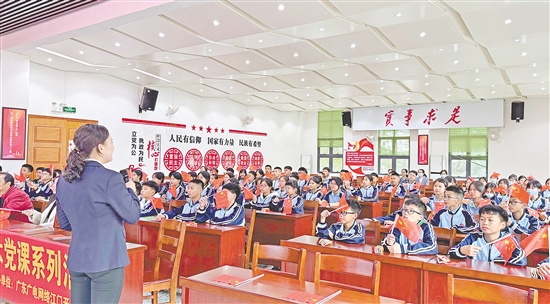 活動將黨的創(chuàng)新理論以藝術形式送到社區(qū)，為基層黨員群眾帶來一場入耳、入眼、更入心的沉浸式學習體驗。