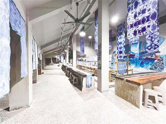 “僑咖文化”項(xiàng)目以咖啡消費(fèi)為切入點(diǎn)，將陶藝、扎染等非遺技藝與僑鄉(xiāng)文化有機(jī)融合。