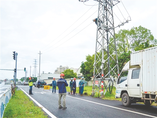 開平供電局進(jìn)行“三線”整治，推進(jìn)電力基礎(chǔ)設(shè)施改造升級。