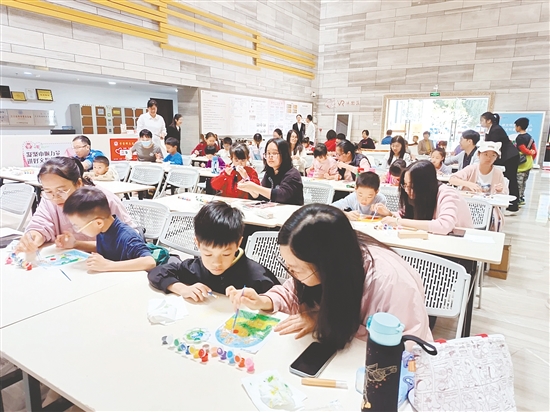 父母和孩子一起制作小夜燈。