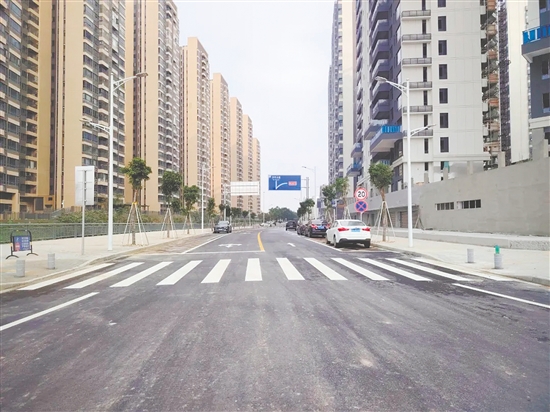 新建的道路寬闊平坦。