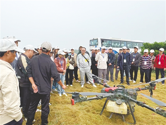 培訓(xùn)班采取“理論授課+實踐教學(xué)+現(xiàn)場觀摩+線上學(xué)習(xí)”模式，著力提升“新農(nóng)人”的綜合能力。