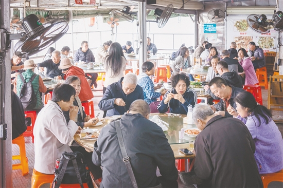 黃沙蜆、黃魚、河蝦被譽(yù)為石板沙“三寶”，每年清明時(shí)節(jié)前來嘗鮮的游客絡(luò)繹不絕。