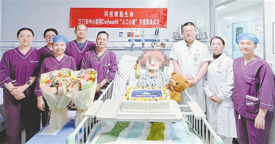 手術(shù)成功后，患兒與醫(yī)護(hù)團(tuán)隊(duì)合影。