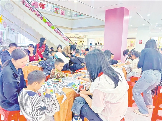 商圈通過(guò)豐富多彩的親子活動(dòng)，構(gòu)建起親子互動(dòng)與兒童成長(zhǎng)的社交平臺(tái)。