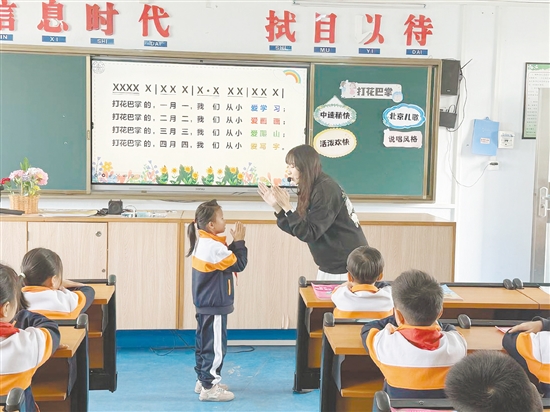 活動現(xiàn)場，優(yōu)秀教師代表分別獻(xiàn)上了精彩的示范課。