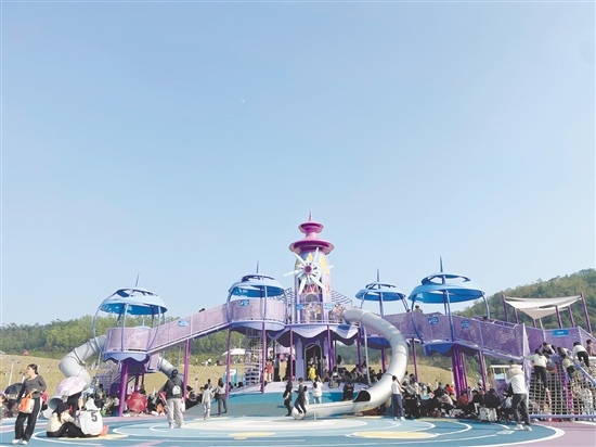 “飛行夢工廠”兒童樂園深受本地及周邊地區(qū)親子家庭的喜愛。