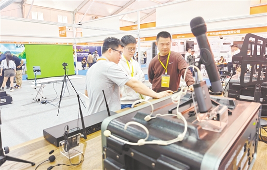 恩平演藝裝備產(chǎn)業(yè)已轉(zhuǎn)型升級為涵蓋演藝設(shè)備全鏈條的現(xiàn)代化產(chǎn)業(yè)集群。