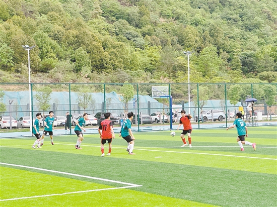 體育設(shè)施的完善讓市民盡享運(yùn)動(dòng)樂趣。