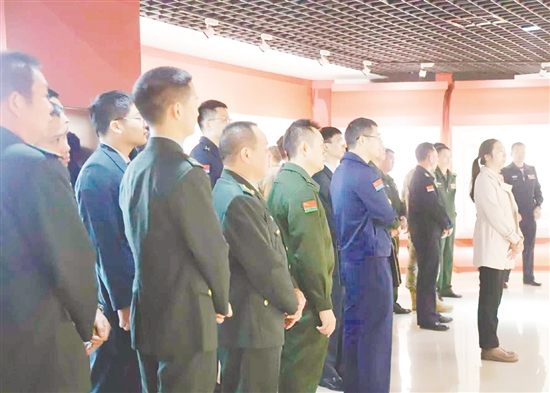 江門(mén)軍分區(qū)全體官兵到江門(mén)市廉政教育基地參觀。