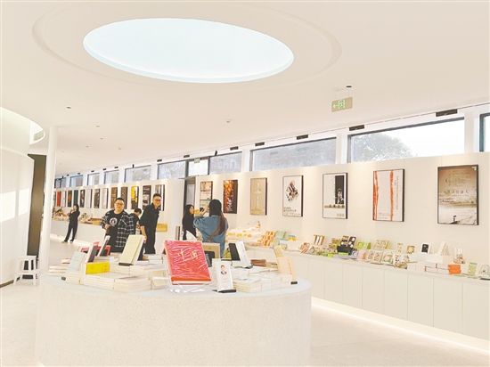 位于塘口舊墟的先鋒書店吸引眾多游客前來打卡。