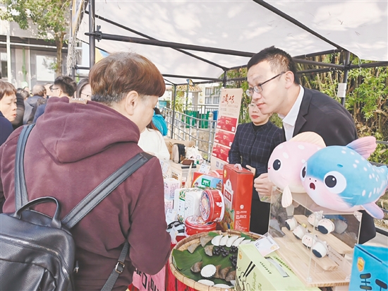 優(yōu)品專場(chǎng)促消費(fèi)活動(dòng)同步開(kāi)展，“開(kāi)平優(yōu)品”特色展區(qū)攤位吸引市民、游客選購(gòu)。