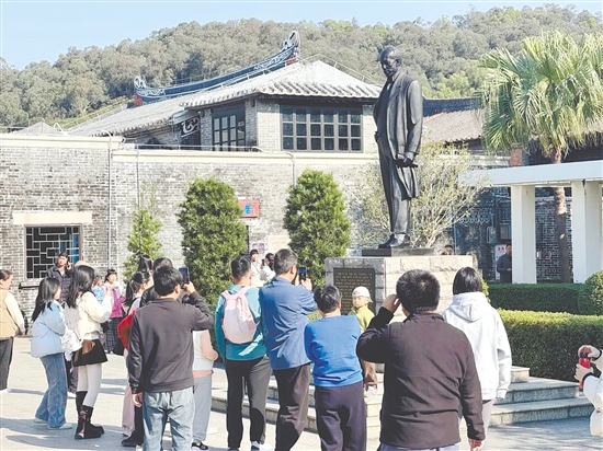 元旦假期，不少游客來到梁?jiǎn)⒊示樱橙【耩B(yǎng)分。