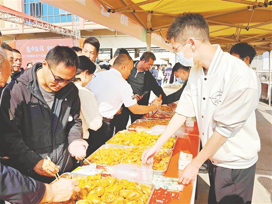 參會嘉賓現(xiàn)場品嘗“大鰲蝦”。