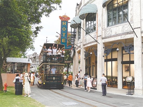 赤坎華僑古鎮(zhèn)吸引眾多游客前來(lái)游玩。