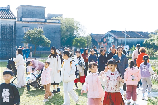 元旦假期，開平碉樓文化旅游區(qū)核心景區(qū)自力村游人如織。