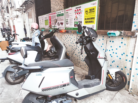 此次新增的充電設(shè)施優(yōu)先覆蓋了老舊小區(qū)、人員密集片區(qū)等重點(diǎn)區(qū)域，選址嚴(yán)格遵循《建筑設(shè)計(jì)防火規(guī)范》《電動(dòng)自行車充電設(shè)施安全技術(shù)規(guī)范》等國(guó)家標(biāo)準(zhǔn)。