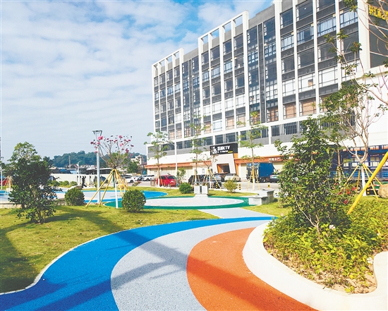 “口袋公園”內(nèi)喬灌木錯落有致，常綠植物與開花植物巧妙搭配，確保四季有景。