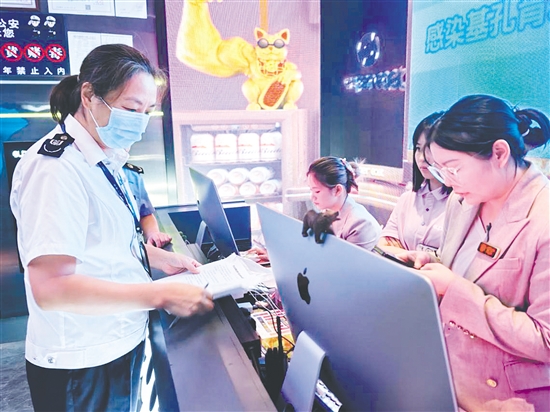 開(kāi)平市人社局聯(lián)合公安、文廣旅體、消防等多部門(mén)開(kāi)展聯(lián)合執(zhí)法檢查。