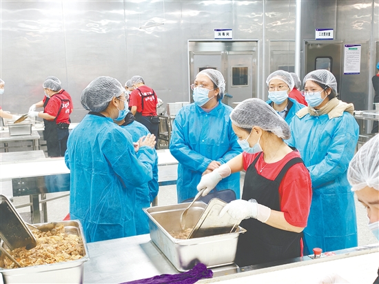 調(diào)研組走進(jìn)廣東華悅餐飲管理有限公司進(jìn)行實(shí)地調(diào)研。