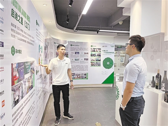 龐太武（左）向創(chuàng)業(yè)者講解企業(yè)孵化器和江海發(fā)展機(jī)遇。