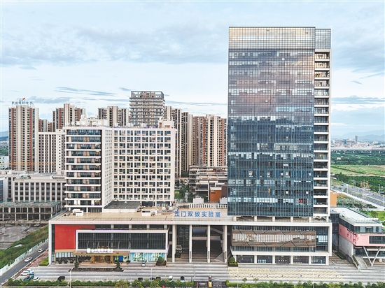 新會(huì)區(qū)依托江門雙碳實(shí)驗(yàn)室等重要平臺(tái)，大力推動(dòng)創(chuàng)新，發(fā)展新質(zhì)生產(chǎn)力。