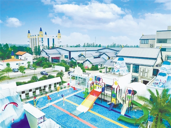 龍脊村與巴貝高文旅集團(tuán)結(jié)對(duì)合作，企業(yè)利用村內(nèi)閑置地打造親子樂(lè)園、藝術(shù)民宿等業(yè)態(tài)，促進(jìn)當(dāng)?shù)亟?jīng)濟(jì)發(fā)展，帶動(dòng)村民就業(yè)增收。