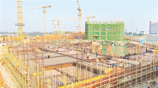 在臺(tái)山工業(yè)新城，施工現(xiàn)場(chǎng)塔吊林立、車(chē)輛穿梭，“e”家智能、順澤機(jī)械等16個(gè)優(yōu)質(zhì)產(chǎn)業(yè)項(xiàng)目正緊鑼密鼓地?fù)屪ナ┕S金期，描繪出一幅幅火熱的建設(shè)圖景。