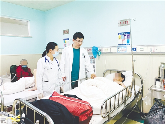 臺山市醫(yī)共體總院專家為基層病人進行會診。